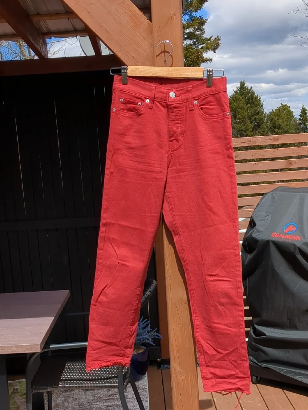 -LEVI'S- Red Women's Straight Jeans with Classic Back Pocket Size 26 - Picture 2 of 6